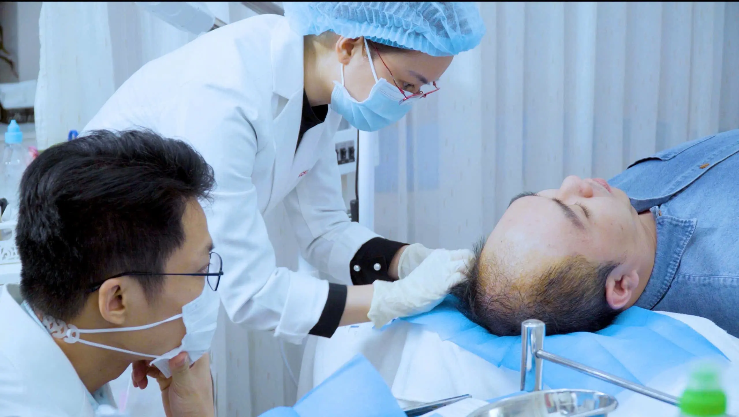 Trước khi thực hiện lăn kim, bác sĩ sẽ soi khám phân tích tình trạng da đầu và nang tóc để đảm bảo hiệu quả điều trị mọc tóc