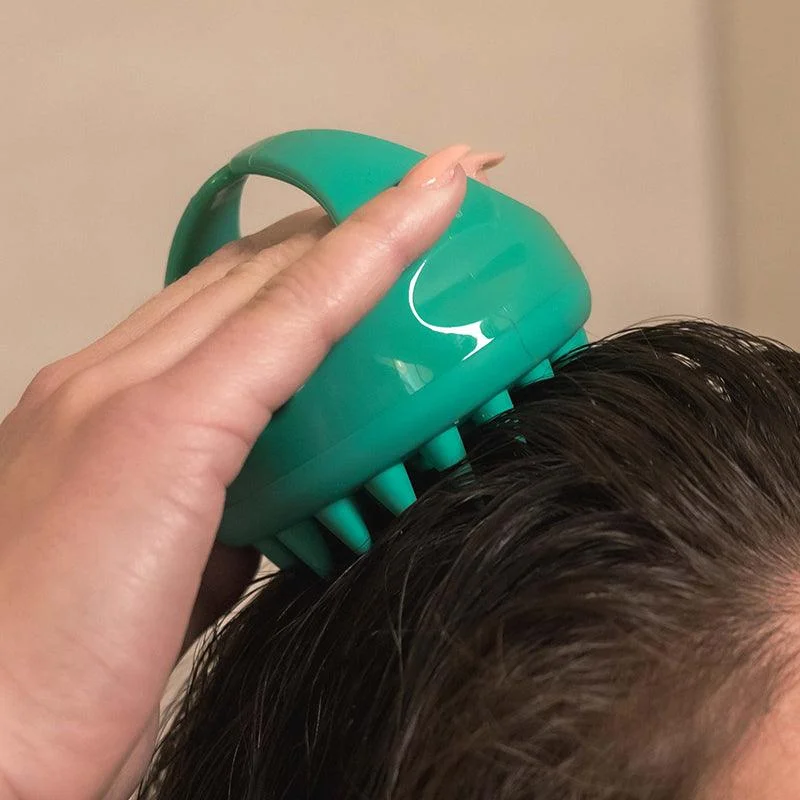 Massage da đầu giúp nang tóc hấp thu Minoxidil đầy đủ hơn, từ đó kích thích tóc nhanh mọc dài, óng mượt