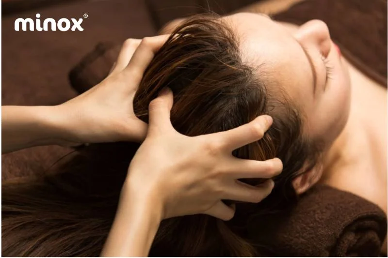 Massage da đầu là phương pháp tự nhiên và hiệu quả để thư giãn, tăng tuần hoàn máu đến nang tóc và kích thích mọc tóc