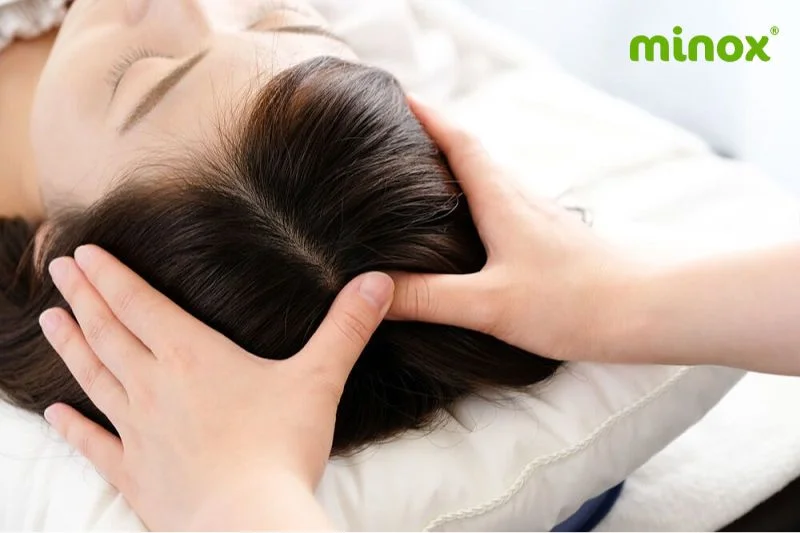 Đây là cách massage da đầu cơ bản và dễ thực hiện nhất, có thể làm hàng ngày hoặc khi căng thẳng, mệt mỏi