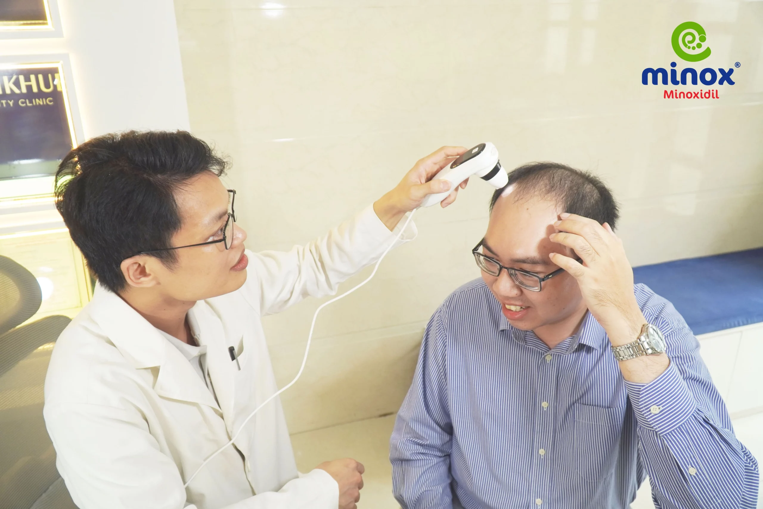 Nên đến bác sĩ chuyên khoa Da liễu soi khám da đầu để xác định tình trạng da đầu, chân tóc, từ đó đưa ra giải pháp chăm sóc và điều trị phù hợp