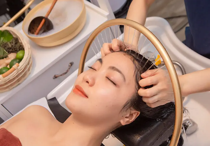Massage da đầu với các loại dầu tự nhiên giúp kích thích mọc tóc, giảm gãy rụng, và nuôi dưỡng da đầu khỏe mạnh