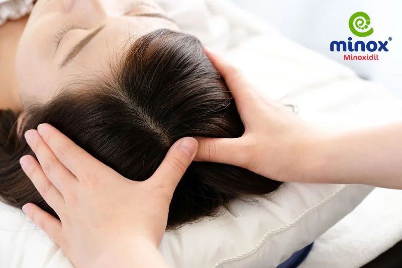Massage đều đặn da đầu giúp kích thích nang tóc hoạt động mạnh mẽ, tóc mọc nhanh và dày hơn
