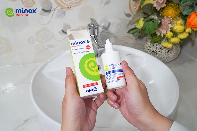 Minox 2% phù hợp cho nữ và Minox 5% cho nam, giúp ngăn ngừa rụng tóc và kích thích tóc mọc trở lại