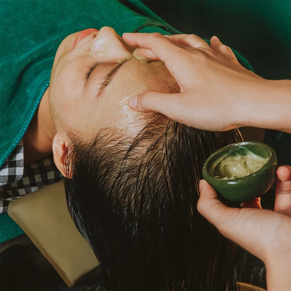 Trà xanh chứa nhiều chất chống oxy hóa mạnh, giúp làm sạch sâu, giảm viêm da đầu và loại bỏ gàu hiệu quả