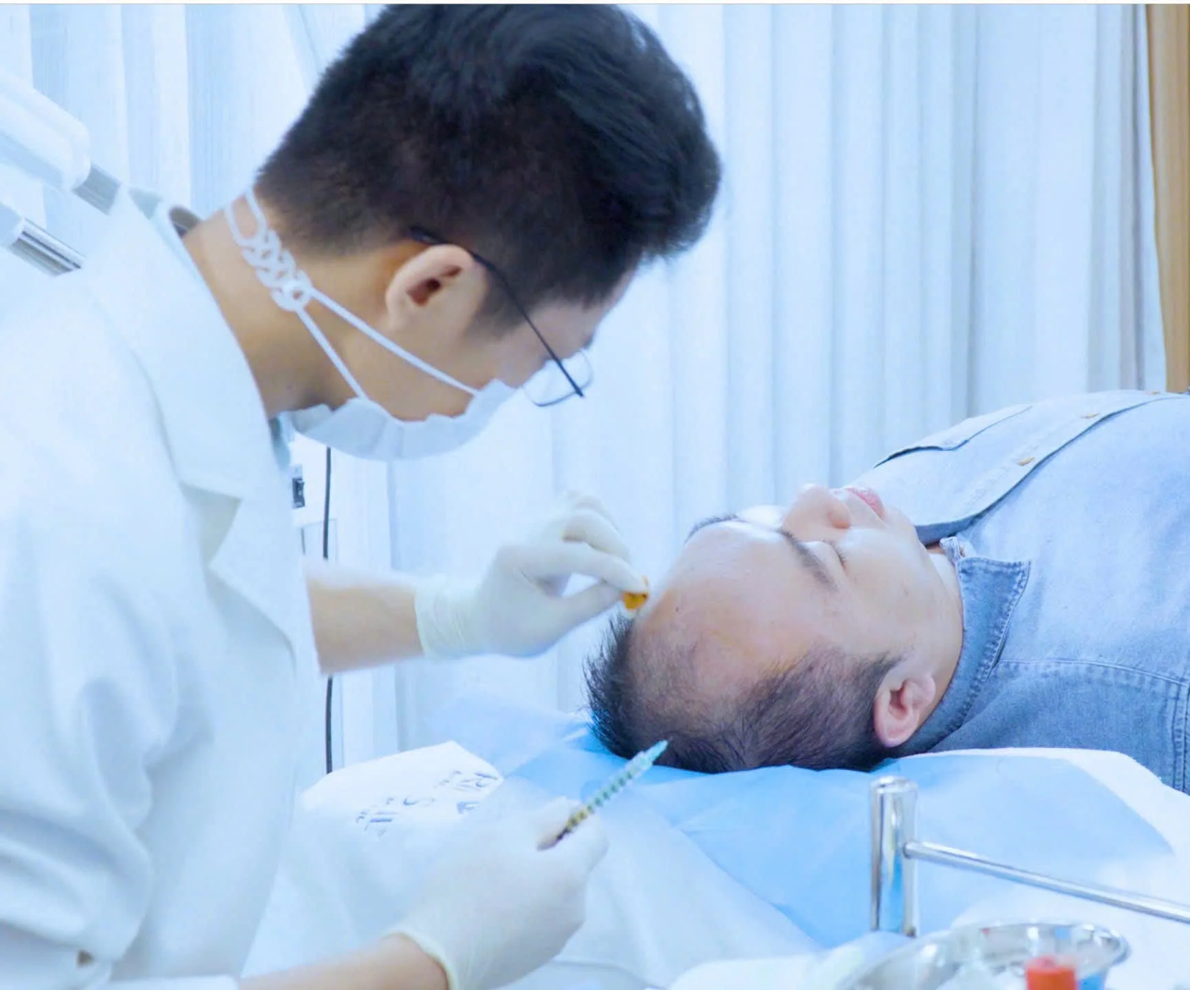 Để tăng hiệu quả điều trị rụng tóc, bạn cần kết hợp tuân thủ đúng phác đồ y khoa, dùng đúng thuốc đặc trị