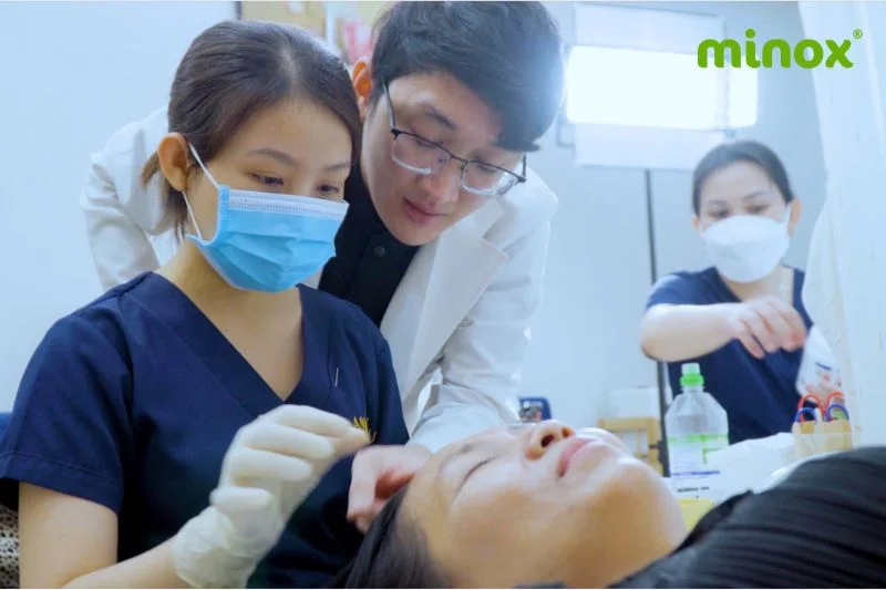 Công nghệ mọc tóc hiện đại nên được sử dụng khi tóc rụng nhiều giai đoạn đầu/giữa (>100 sợi/ngày), tóc thưa mỏng bẩm sinh, rụng do nội tiết/stress, hoặc khi các phương pháp thông thường (thuốc, xịt) không hiệu quả