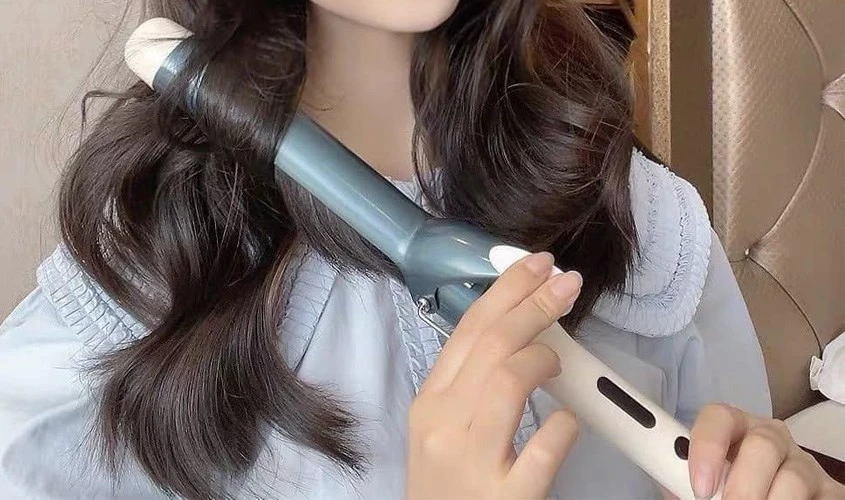 Lạm dụng các thiết bị uốn, duỗi, sấy tóc có thể làm mất đi độ ẩm tự nhiên của tóc, khiến tóc khô xơ và dễ gãy rụng