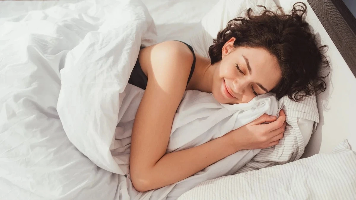 Ngủ đủ giấc và đúng giờ là một trong những "bí quyết" tự nhiên hiệu quả nhất để kích thích mọc tóc và ngăn ngừa rụng tóc